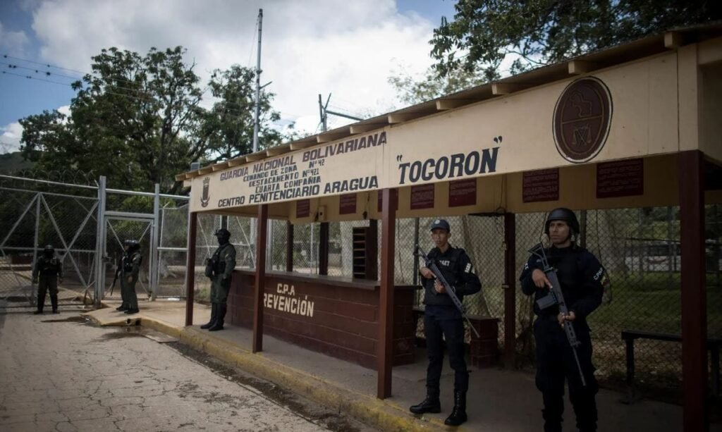 Aislamiento, hambre, sin luz solar y enfermedades: lo que sufren más de 45 presos políticos en El Rodeo I