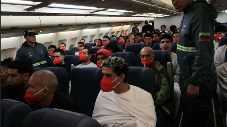 Avión con 315 migrantes venezolanos repatriados desde México aterrizó en Maiquetía