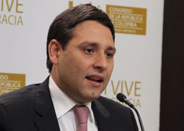 Un tercer precandidato colombiano suspende actividad pública por atentado a Miguel Uribe