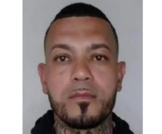 Publican cartel con la foto de alias 