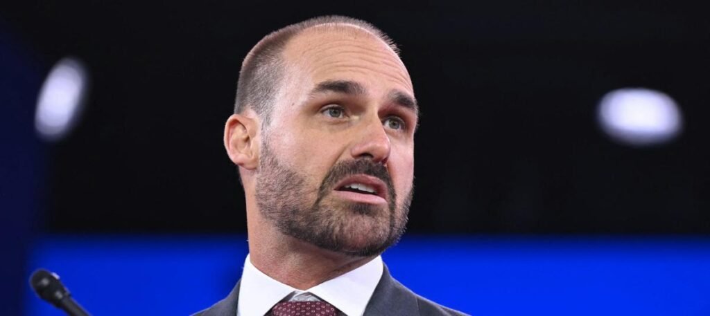 Hijo de Bolsonaro reveló su intención de ser candidato presidencial en Brasil para 2026