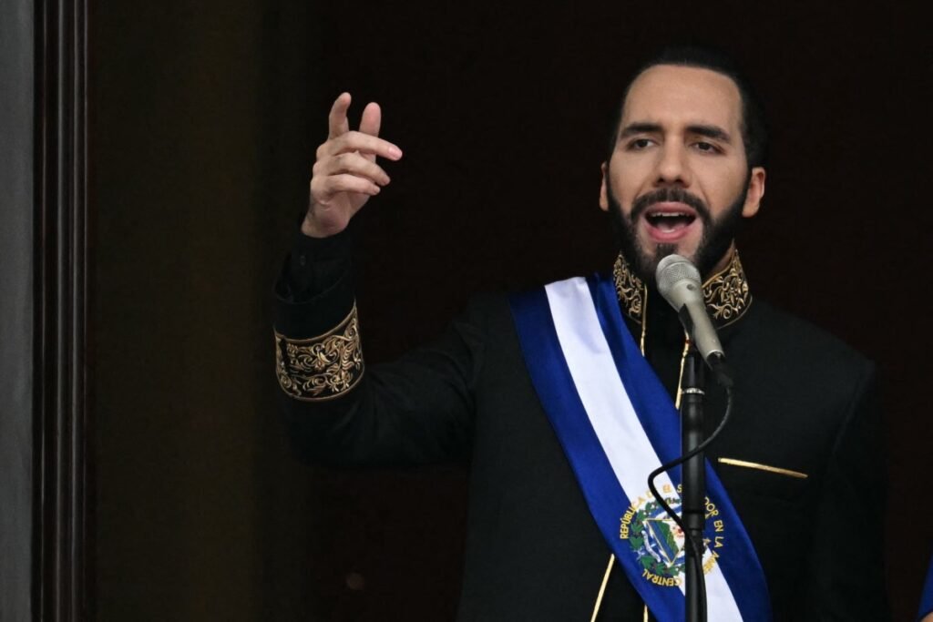 Bukele crítica la Semana de la Moda de París por 