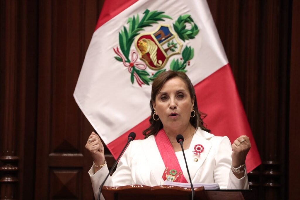 Presidenta de Perú analiza protagonizar un programa semanal de TV en el canal estatal
