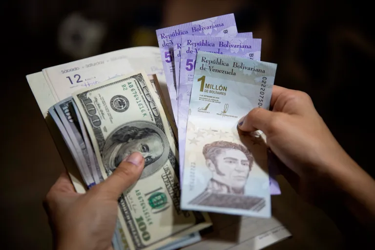 ¿Desaparecerá el dólar paralelo tras intensa persecución del régimen?