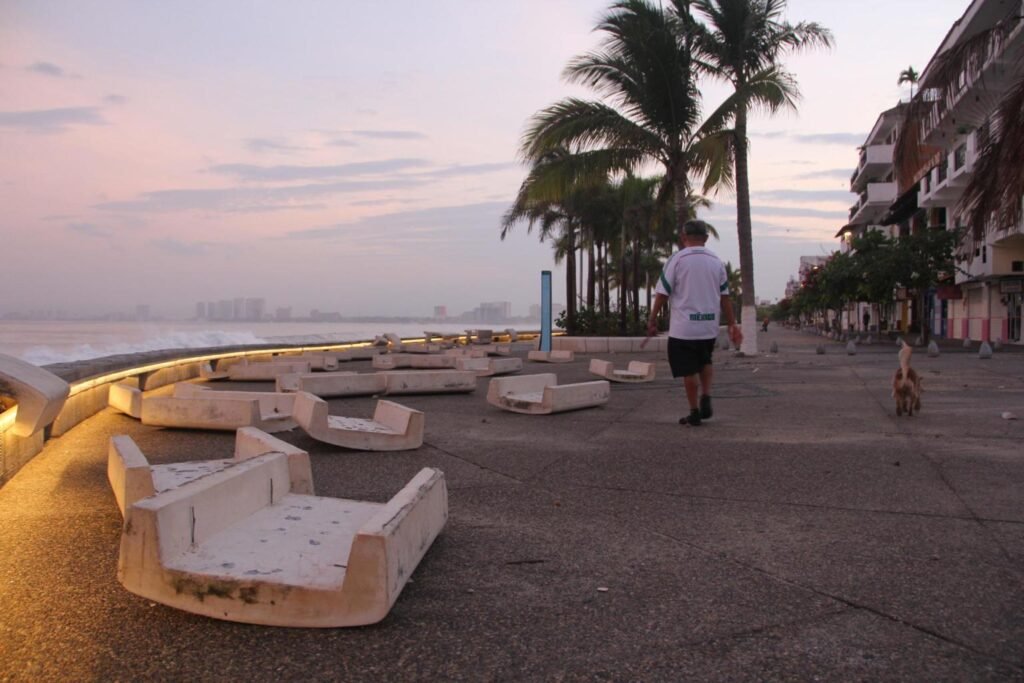 Huracán Bárbara avanza como categoría 1 frente a costas del Pacífico mexicano