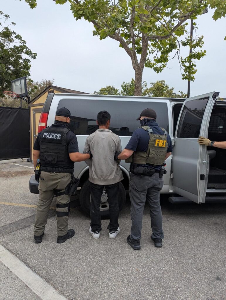 Miami aprobó polémico acuerdo de cooperación con ICE para arrestar a migrantes indocumentados