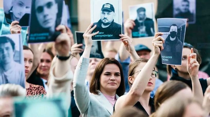 España celebró la liberación del esposo de líder opositora de Bielorrusia y de otros 13 presos políticos