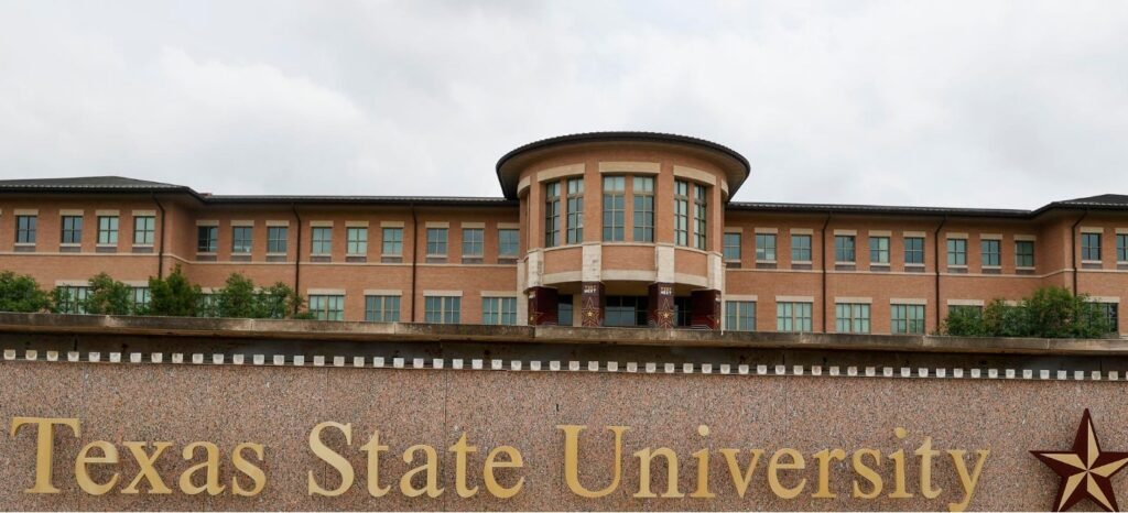 Texas ordena a sus universidades públicas identificar a los estudiantes indocumentados