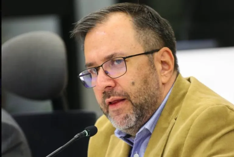 Yván Gil repudió amenazas de Trinidad y Tobago contra botes clandestinos de Venezuela