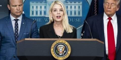 La Fiscal General de los Estados Unidos, PAM BONDI, habla, con el Secretario de Defensa de los Estados Unidos, PETE HEGSETH, y el Presidente DONALD TRUMP detrás de ella, en una conferencia de prensa en la Sala de Prensa de la Casa Blanca en Washington, D.C.