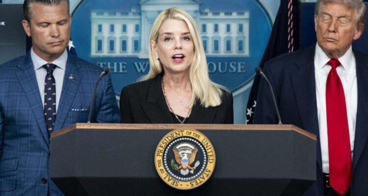 La Fiscal General de los Estados Unidos, PAM BONDI, habla, con el Secretario de Defensa de los Estados Unidos, PETE HEGSETH, y el Presidente DONALD TRUMP detrás de ella, en una conferencia de prensa en la Sala de Prensa de la Casa Blanca en Washington, D.C.
